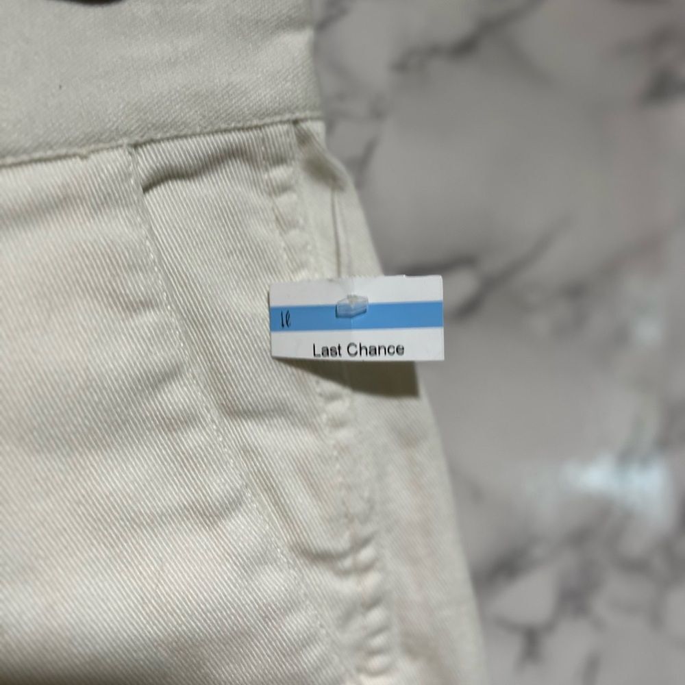 Faherty Rikki Short in White - Picture 4 of 10